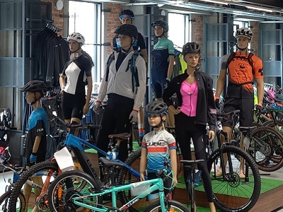 manekiny sportowe rowerzyści w sklepie